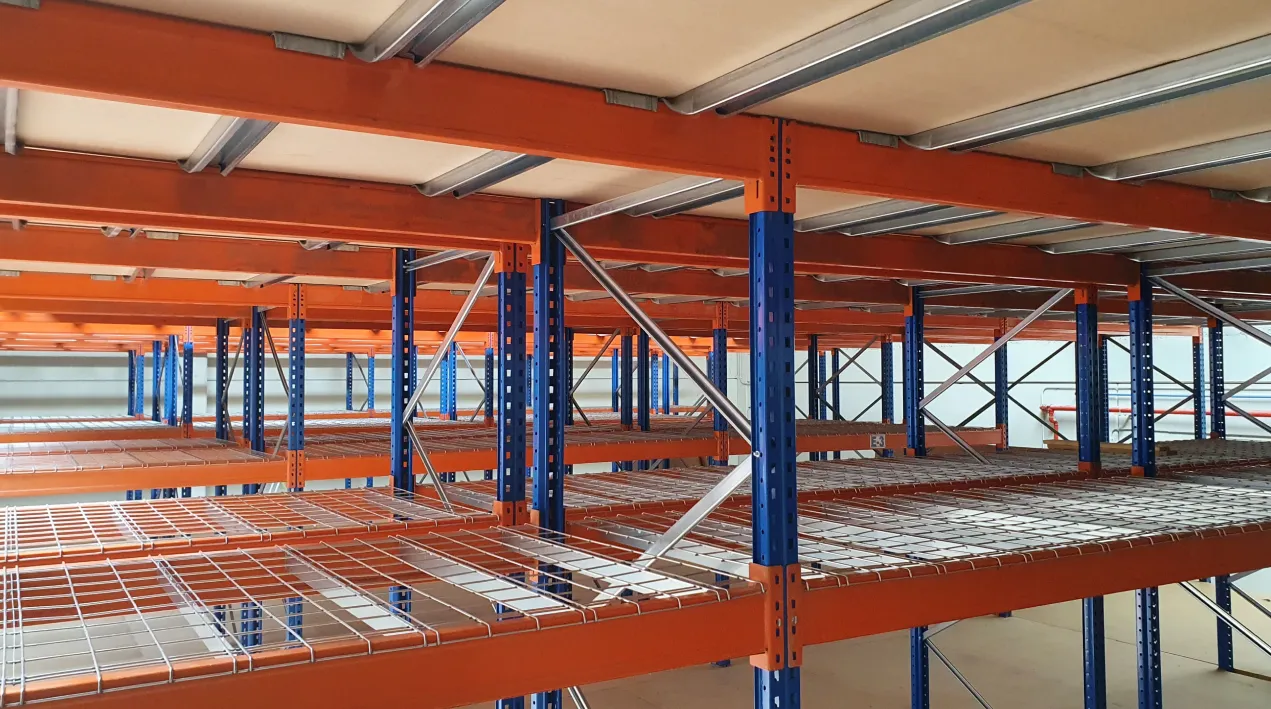 largueros de estanterías en altillo prefabricado
