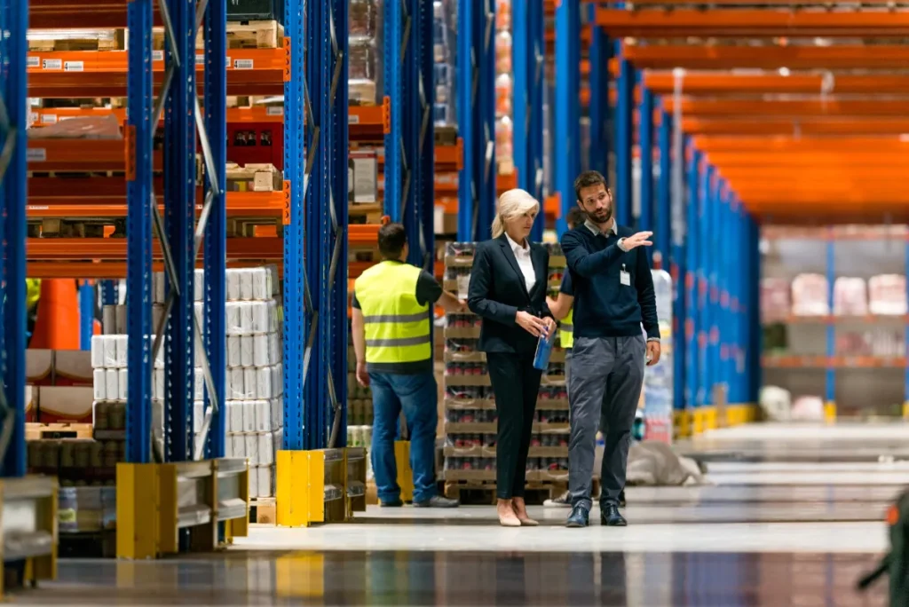 almacén logístico con personas hablando